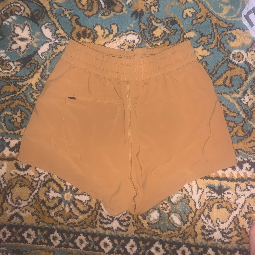 Vuori Dash Short in camel size small